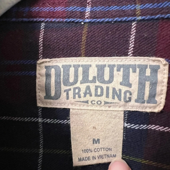 Duluth Trading Co Plaid Flannel Button Front Shirt Burgundy Navy Men’s Medium - Picture 4 of 5